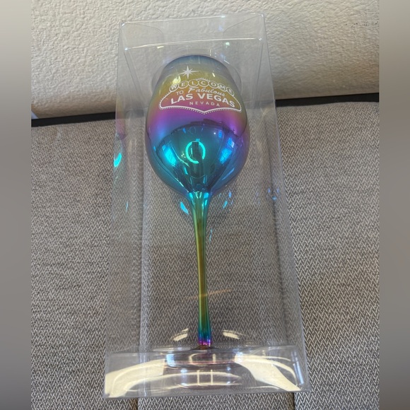 Welcome to Fabulous Las Vegas Nevada Colored Wine Glass - Picture 15 of 15